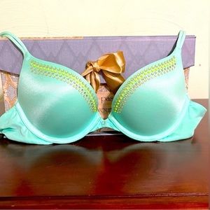 EUC. BOGO. Victoria’s Secret Very Sexy push-up bras. Size 32B.